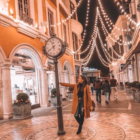 Welcome to my closet! Thank you for the love ❤️ - Picture 3 of 11